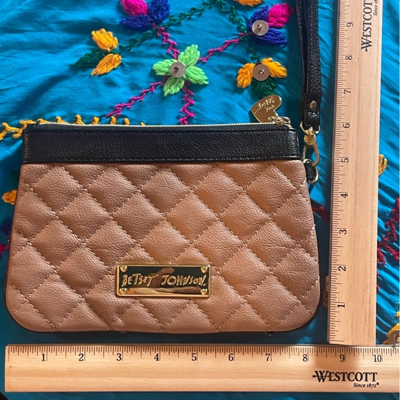 Tan and black Betsey Johnson zip up bag. Apx 8 x 6” EUC with no noted flaws! - Picture 5 of 9